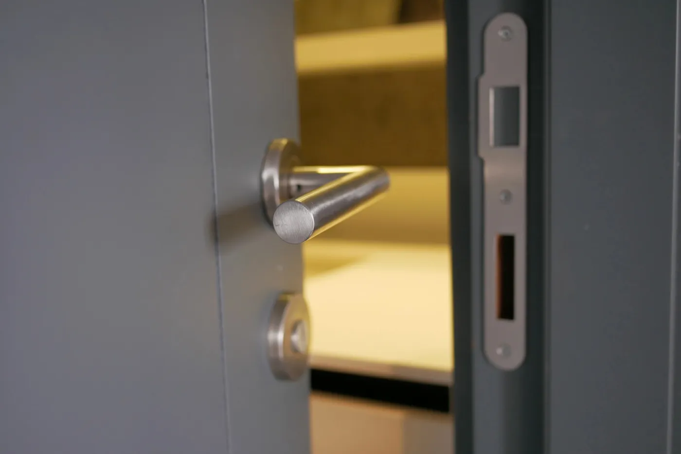 Serrure encastrée et poignée sur une porte dans le Val-de-Marne
